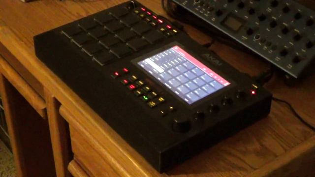 MORE NOISE - Akai MPC LIVE II смотреть онлайн