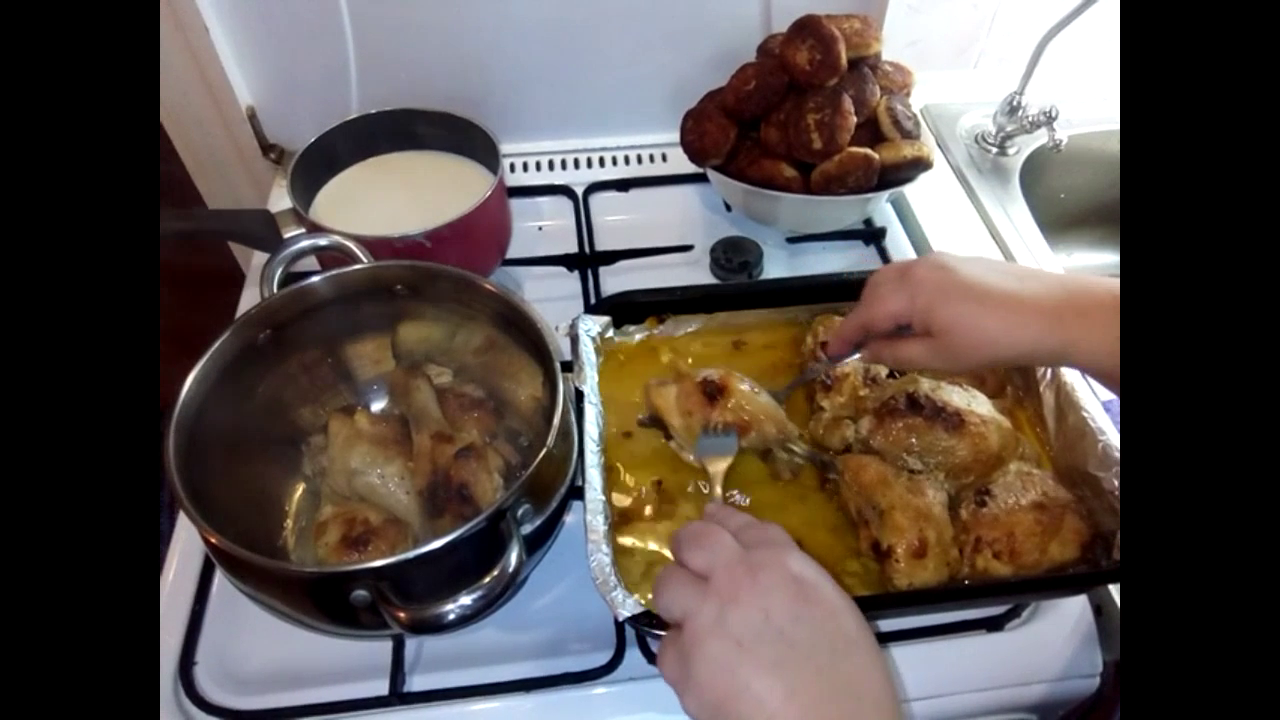 Окорочка  жареные в духовке , вкуснее не бывает)).mp4