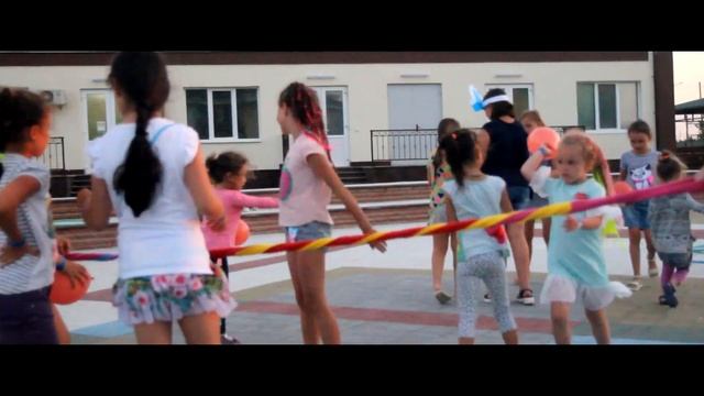 МИЛАНА И БАРСЕЛОНА НА ПИРАТСКОЙ ВЕЧЕРИНКЕ. ОТДЫХ С ДЕТЬМИ НА МОРЕ. АНИМАТОР И ДЕТИ. КЛИП. смотреть онлайн