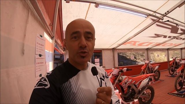 Honda CRF450XR (L) VS CRF450RX 2019: chi vince? [ENGLISH SUB] смотреть онлайн