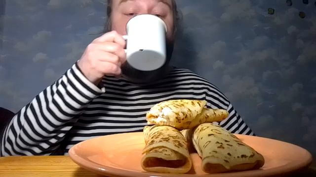 Аминазин - наше всё. Блинчики с творогом и мясом, крепкий чай. Мукбанг. Обжор. Еда на камеру