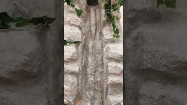 Угловой водопад с местами под цветы и туманом смотреть онлайн