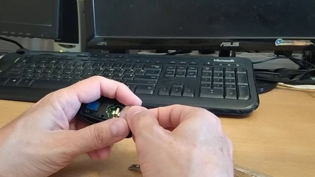 Toyota Corolla - výměna baterie v klíči смотреть онлайн