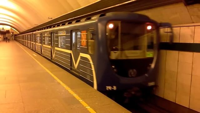 Вагон прямоугольный на станции Обухово смотреть онлайн