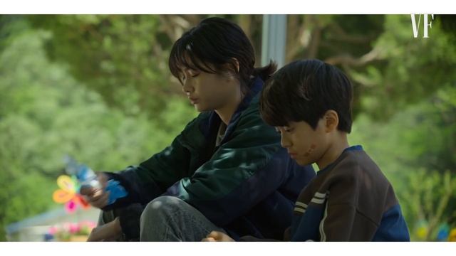 HoYeon Breaks Down 'Squid Game' Fan Theories | Vanity Fair смотреть онлайн
