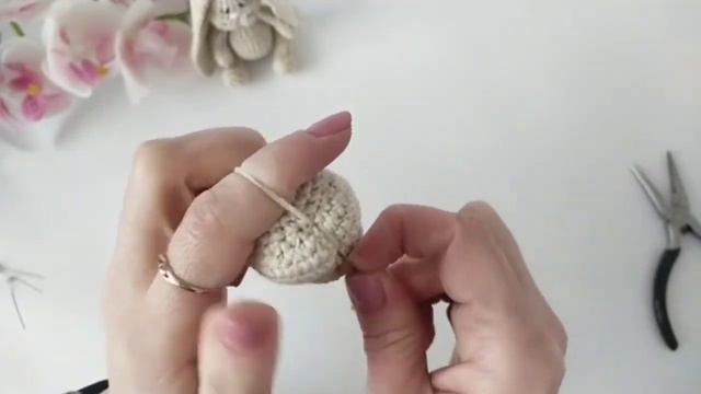 Часть вторая. ПОДРОБНЕЙШИЙ МК по вязанию зайки крючком "Крошка Лу". смотреть онлайн