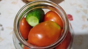 Простой и очень вкусный рецепт маринованных огурцов с помидорами.
