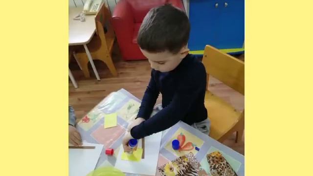 Аппликация "Флажки" в младшей группе №10 "Капельки" ? смотреть онлайн