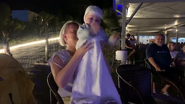 Малыш танцует сиртаки смотреть онлайн