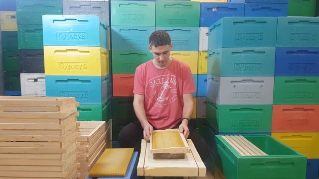 Наващивание рамок 2000 шт в день. Промышленное пчеловодство. Пасека Жмайловых(Буржуй). смотреть онлайн