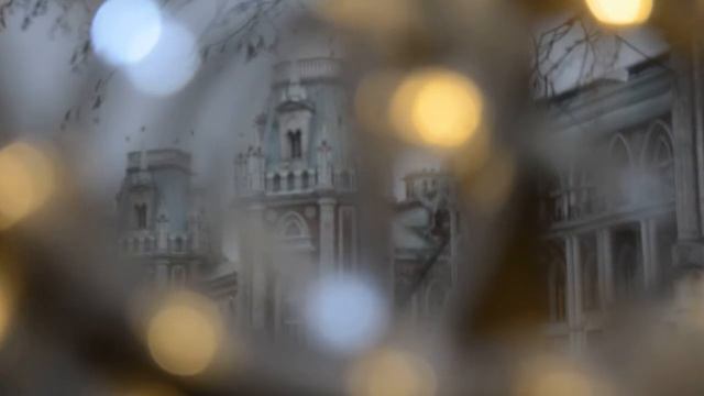 Яркие огни и инсталляции украсили музей-заповедник «Царицыно» смотреть онлайн