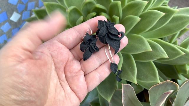 Непарные ассиметричные серьги черного цвета. Разные серьги с черными листьями. Авторская работа смотреть онлайн