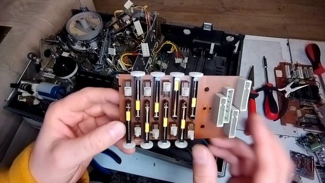 Радиодетали для АФФИНАЖА из видеомагнитофона PHILIPS VCR N 1700 смотреть онлайн
