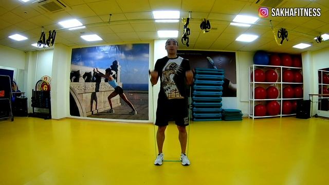 Сгибания рук с резиновым эспандером. Бицепс