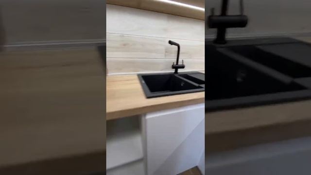 Кухня в современном стиле (сочетание белого с деревом) смотреть онлайн