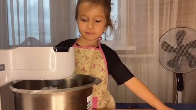 Настя готовит к чаю КЕКСИКИ. смотреть онлайн