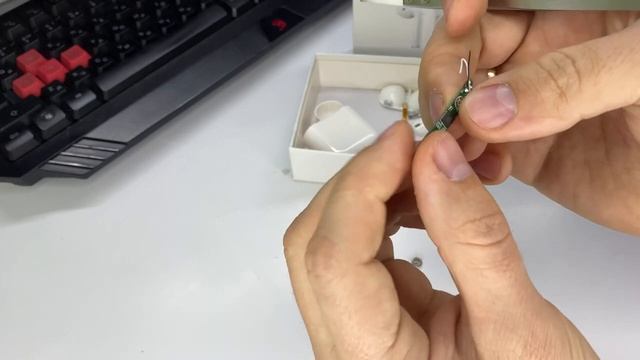 Как поменять батарейку в самих наушниках Аирподс_Airpods Apple смотреть онлайн