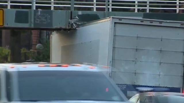 Camiones chocando contra puentes | Los peores conductores de camión golpeando puentes смотреть онлайн