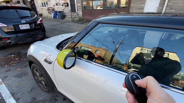 New 2023 Mini Cooper SE Signature Electric Remotely Folding Mirrors on Lock смотреть онлайн