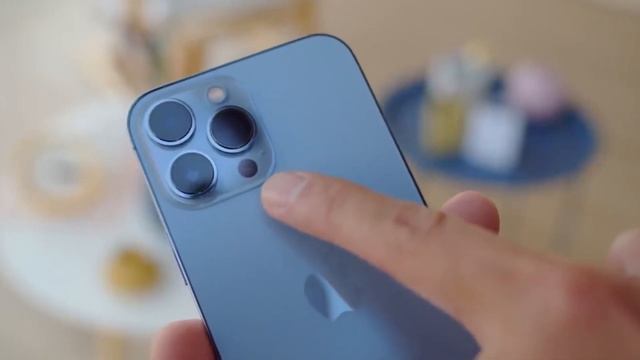 Samsung Z Fold 4 VS iPhone 13 Pro max смотреть онлайн
