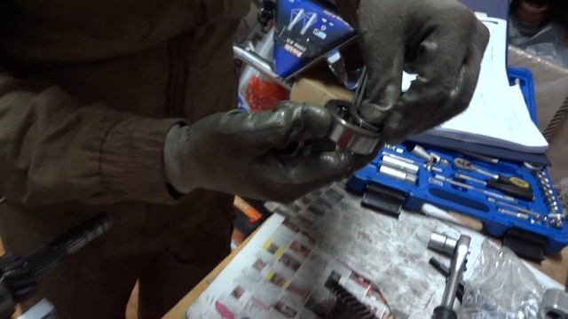 1987 Corolla GT AE86 Gearbox Rebuild - Part 7.3 - Remove second end-bearing from counter-shaft смотреть онлайн