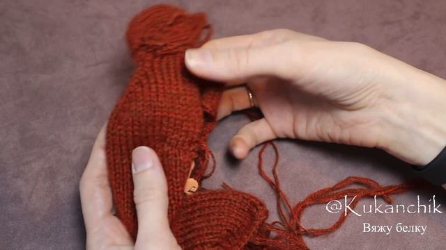 Я связала спицами игрушку-белку. Показываю процесс и результат смотреть онлайн