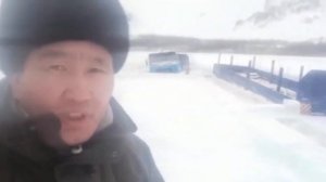 машины тонут на льду,куча машин провалилось под лёд