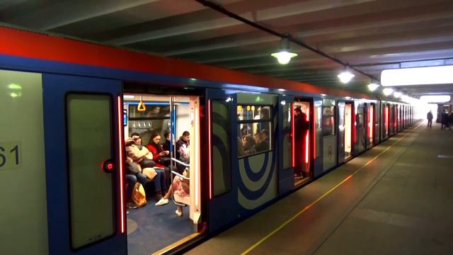 Вечерний пассажиропоток на станции метро Багратионовская и прибытие электропоезда "МОСКВА" смотреть онлайн