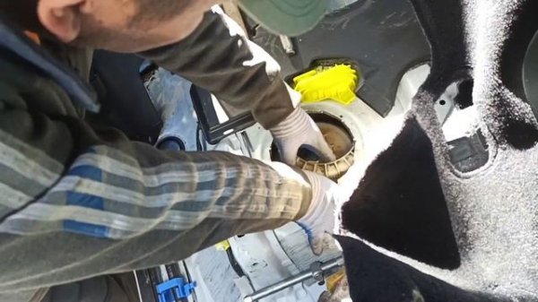 Lexus LX570 замена бензонасоса, топливного фильтра. LX570 fuel pump replacement.