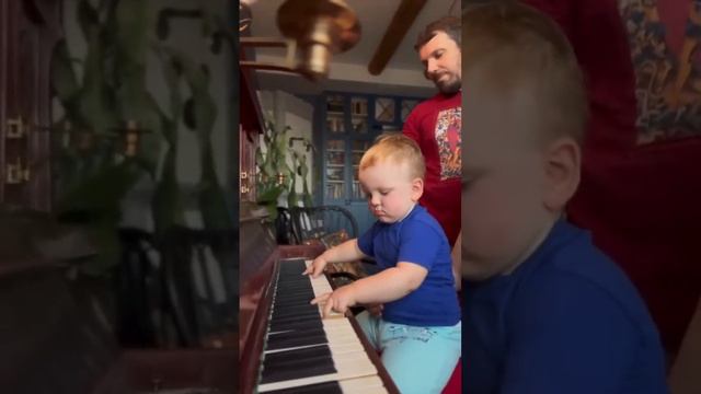 Гавриил повторил за папой Гравити Фоллс - Gavriil played Gravity Falls intro after his father смотреть онлайн