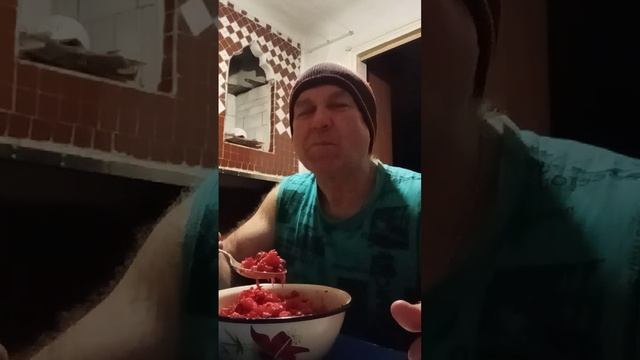 Ем винегрет на ночь с аппетитом