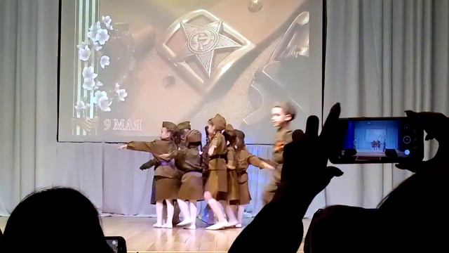 На канцерте моленькие девочки танцуют танец под песню Катюша. смотреть онлайн