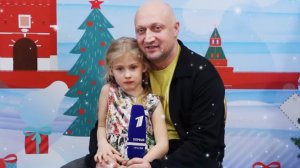 Гоша Куценко с дочерью поздравляют телеканал «Карусель» с Новым годом
