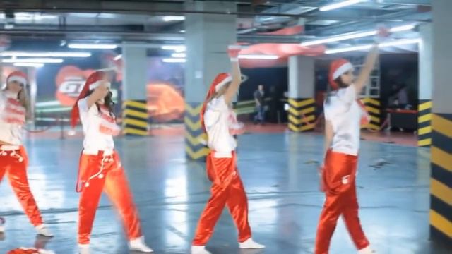 Современный новогодний танец Санта Клаусов смотреть онлайн