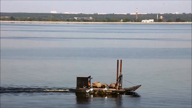 Плавсредство плывёт вниз по Волге в районе Ульяновска 21 08 2017г смотреть онлайн