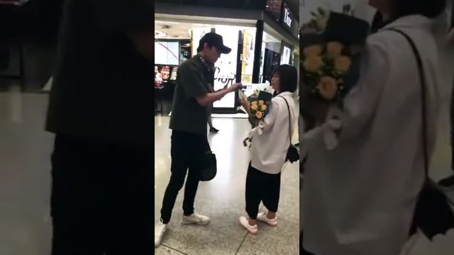 迪玛希Dimash，[20180517] At Beijing Airport (from Beijing to Shenzhen) смотреть онлайн