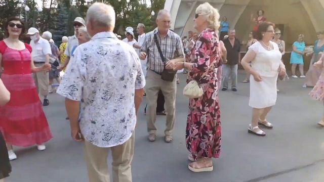 РОС ТЮЛЬПАН В ОДНОМ САДУ! ТАНЦЫ ХАРЬКОВ СЧАСТЛИВЫЕ МОМЕНТЫ смотреть онлайн