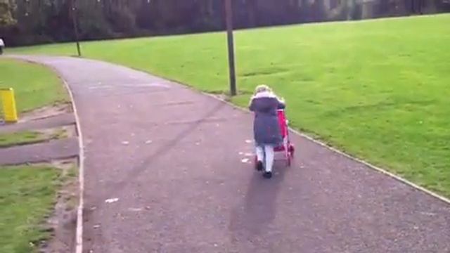 Hello Kitty Pretty Pushchair... zoom! смотреть онлайн