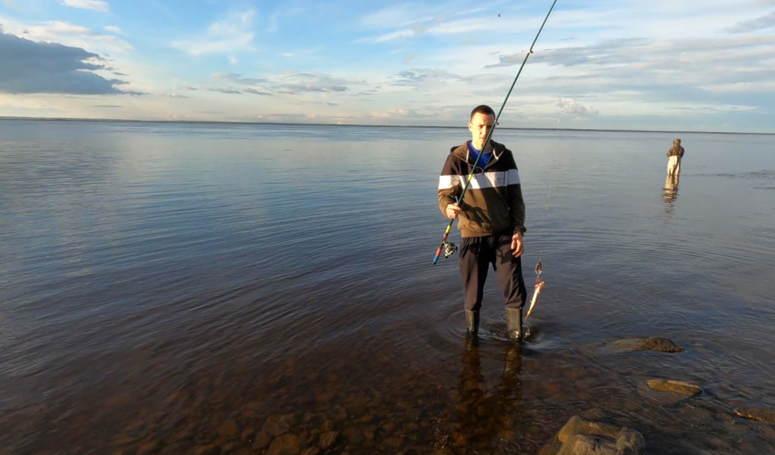 Маленькая щука попалась на большую блесну р. Обь смотреть онлайн