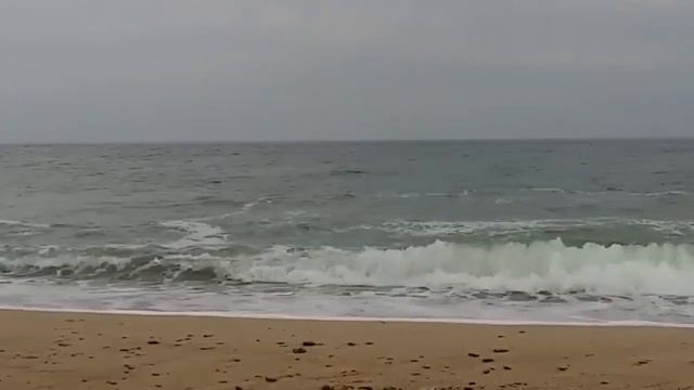 Море шумит,волны набегают на берег смотреть онлайн