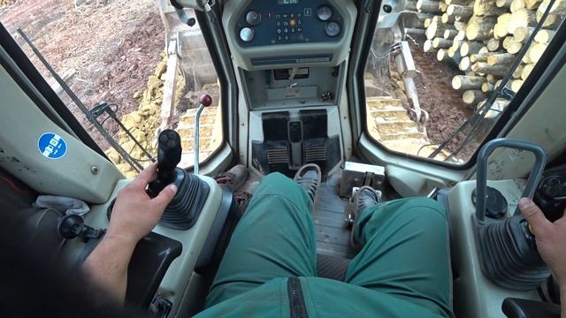 Учимся работать на бульдозере ( Переезд через кучу грунта) смотреть онлайн