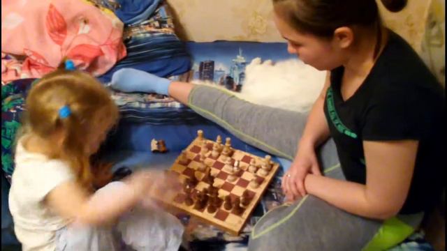 Алёнка и Мама играют в шахматы смотреть онлайн