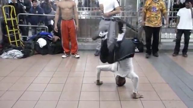 Артисты в метро Нью-Йорка (станция на 34 улице) - NYC-Brooklyn смотреть онлайн