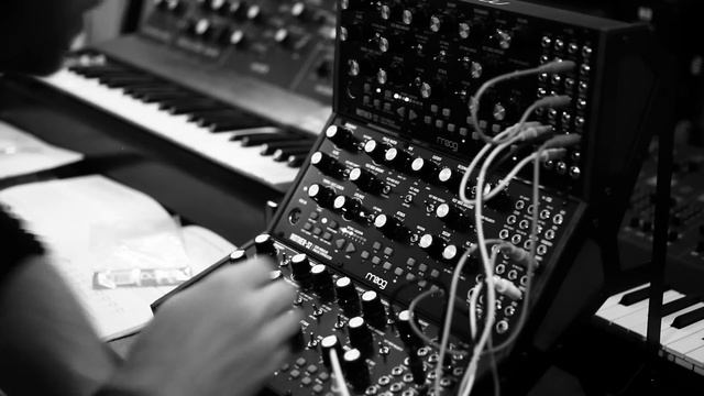 MOOG Mother 32 - 3 Tier - FIRST 5 MINUTES With Dan Haigh смотреть онлайн