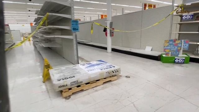 What a Kmart looks like 6 days before closing down смотреть онлайн