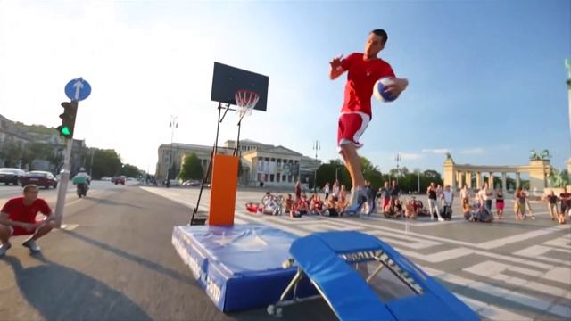 Прыжки с баскетбольным мячом на батуте смотреть онлайн