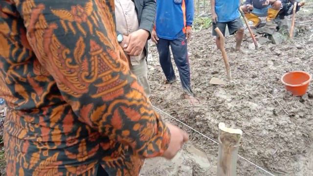 Peletakan Batu Pertama Musholla Ponpes Daarul Husna Karawang oleh H.Zarkashi & Hj Enah смотреть онлайн