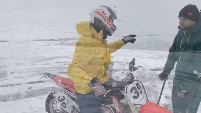 Тренировка на льду (237км/час на r6) training on ice (Kiev 2018). смотреть онлайн
