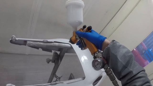 Spray painting a motorcycle CBR600rr in a custom design -Part 1 Sagola 4600 Titania pro trophy truc смотреть онлайн
