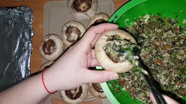 Фаршированные шампиньоны в духовке . Обалденные грибы !!! смотреть онлайн